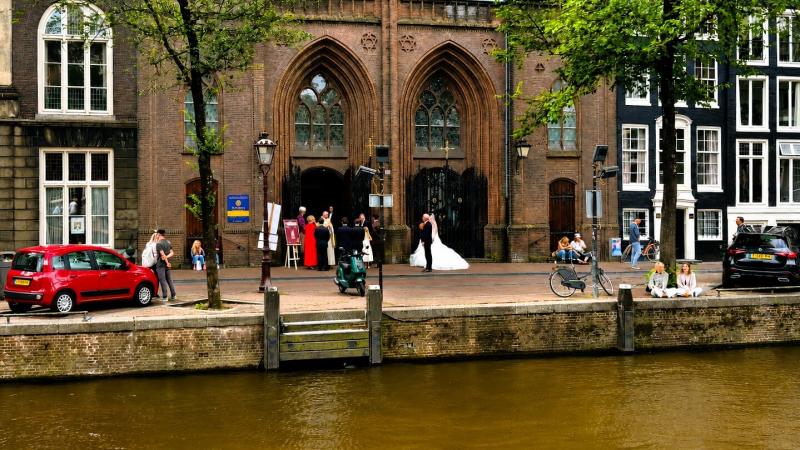 街では結婚式を見ることもできました