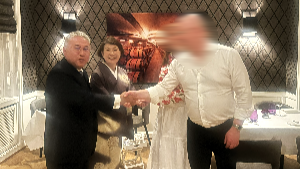 フランクフルトの「レストラン ヴィラ メルトン」で、隣のデンマーク人夫妻と歓談している様子