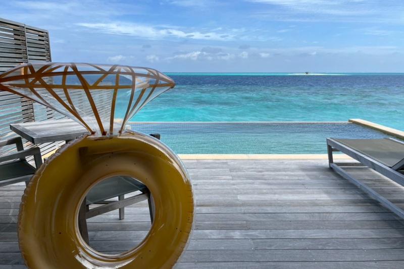 ヴィラからバルコニーに向けた眺望。プール付きにしてよかったです