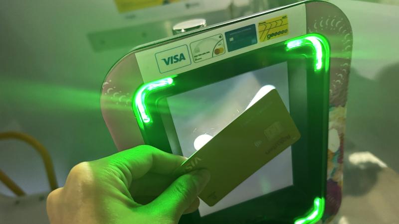 乗る時に船内にあるカードリーダーにクレジットカードをタッチしてください。