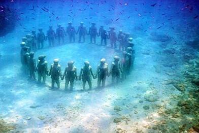 ●MUSA海中美術館（ダイビング/シュノーケル）海中美術館をご存知ですか？　一見海底に沈んだ古代遺跡のように見えるのですが、こちらはなんと海底に展示された彫刻達。海の中にある美術館です。2010年にイギリス人彫刻家Jason de Caires Taylor氏によって作成された480体もの彫刻が海底に沈んでいます。各彫刻物は珊瑚などが繁殖しやすい素材で作られており、自然との調和もがアートとなっています。こちらは観光客の激増したカンクンで進んでしまった珊瑚礁のダメージを観光客をこちらの美術館に分散させることで珊瑚を守る、また珊瑚礁から彫刻に珊瑚が移植され、魚たちの住処として自然を育むという目的があります。海中に広がる展示物をダイビングやシュノーケルで回るツアーがおすすめです。真っ青な海に沈む神秘的な彫刻と魚と珊瑚のアート・・・他では見ることのできない景色がそこにあります。