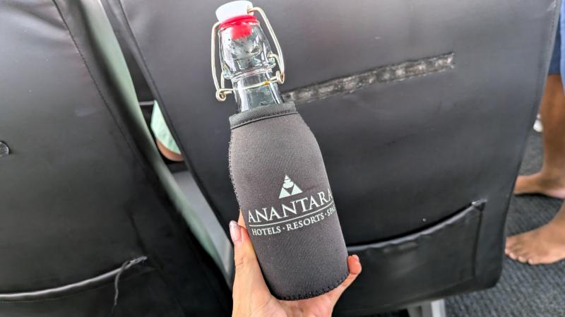 お水のボトルにはアナンタラのオリジナルカバーも付いています