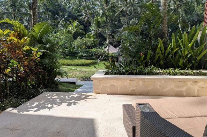 ベッドルーム前のテラスはパブリックエリアにつながっています