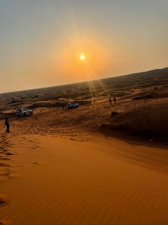 ドバイの砂漠での夕日
