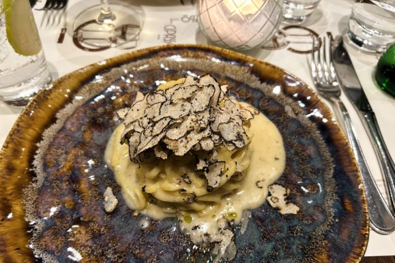 トリュフのカルボナーラ。トリュフの豊かな香りと濃厚な味わいが印象的で、日本ではなかなか味わえない忘れられない一皿でした