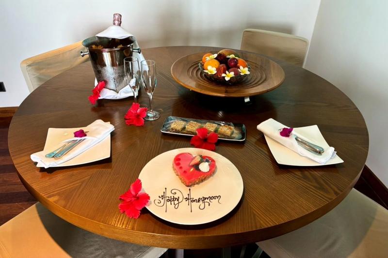 ハネムーンを祝って装飾やシャンパンのサービスをいただきました！