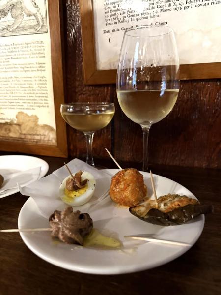 Cantina Do Moriのチッケッティと白ワイン