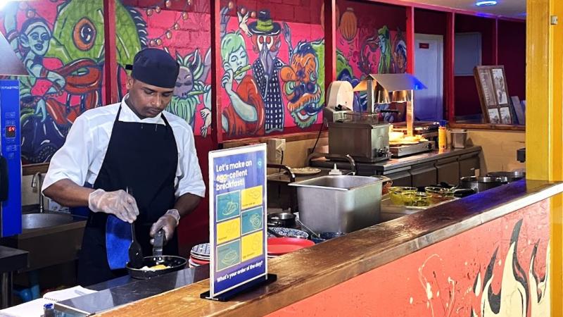 エッグステーションもアートでいっぱい