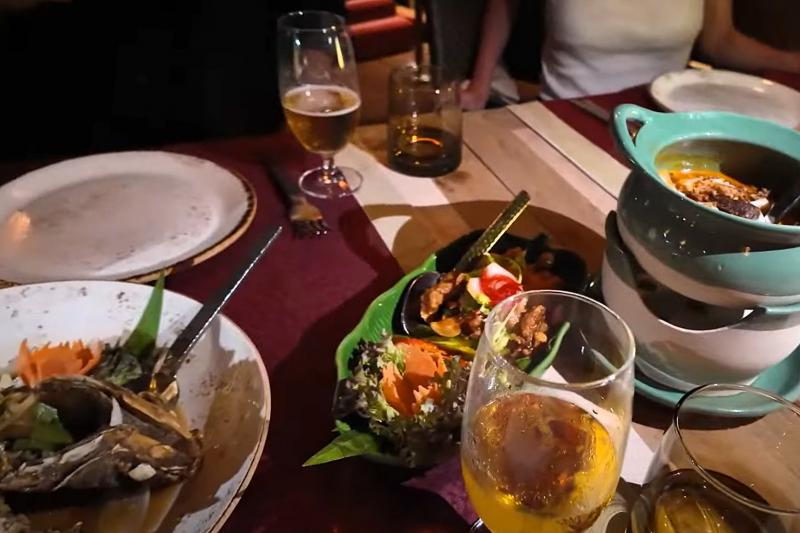 バーン フアラでの夕食。トムヤムスープやグリーンカレーなど本格的なタイ料理に胃袋も喜んでいます