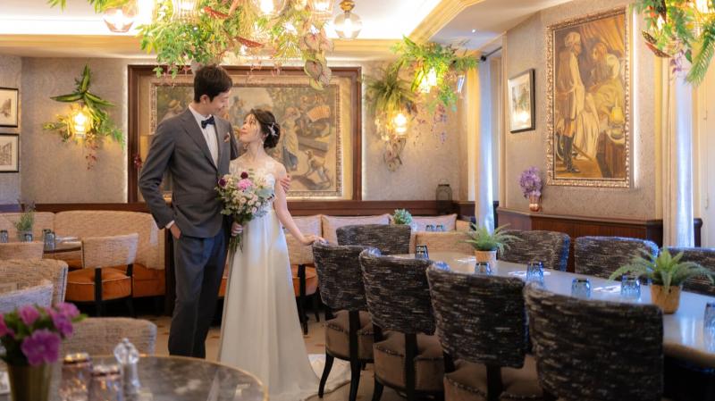 パリでウェディングフォト（ルーブル近くの「Au Chien Qui Fume」というカフェでの屋内ショット）