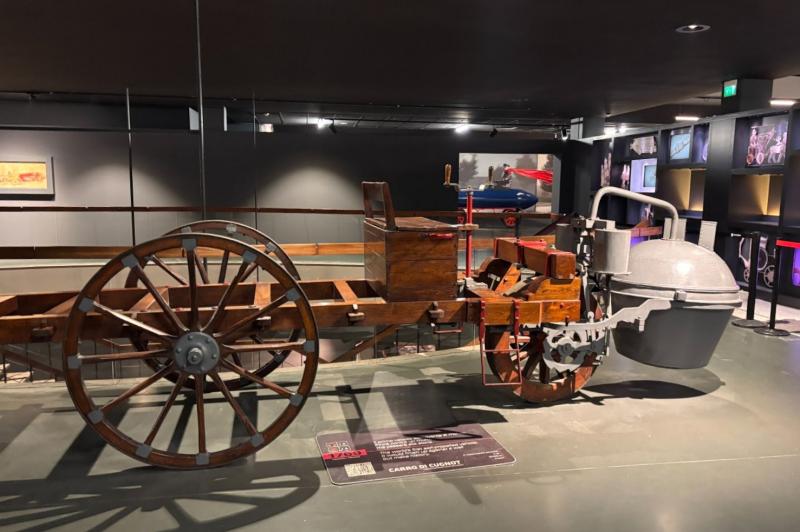 車の一番古いモデルとのこと。英語表記で説明があるので、読める方には理解しやすいです