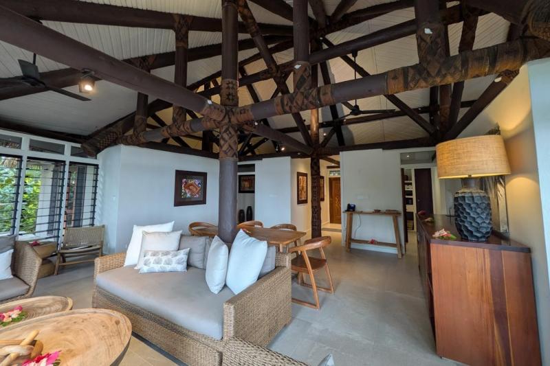 中央にリビングエリアがあり、左右にベッドルームがあります