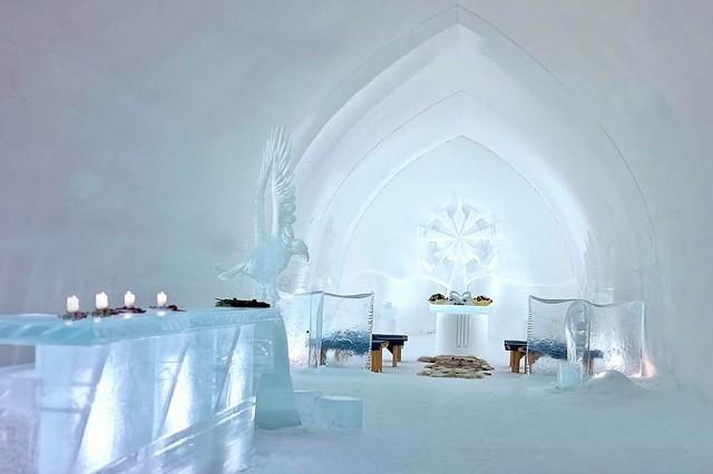 アイスチャペル（冬の時期は氷の教会でウェディングができます。ハネムーンも兼ねてこんなステキな場所で挙式もおすすめです）