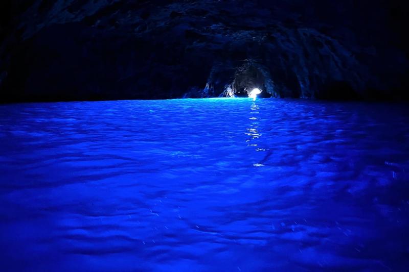 青の洞窟。写真では半分も表現できないくらい、素晴らしい光景が広がってました。お陰様で最高のコンディションで見ることができました