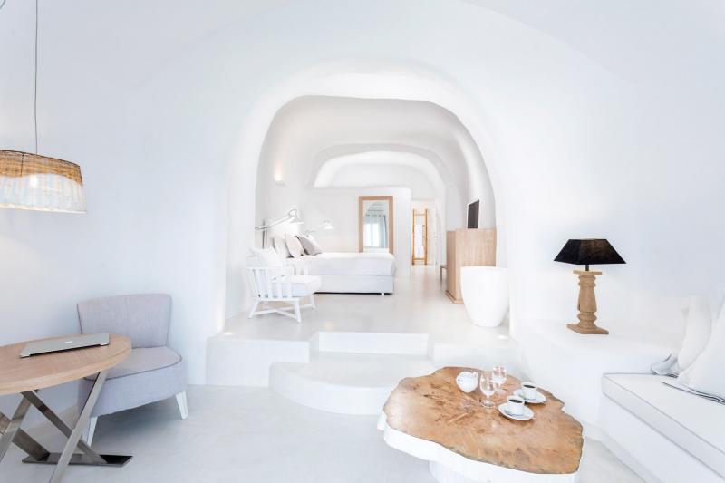 サントリーニ島で宿泊の「カリスマ スイーツ」。白を基調とした洞窟型のお部屋 イメージ（Photo by：CharismaSuites）