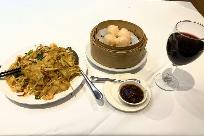 ロンドンのチャイナタウンで食べた海老シュウマイ、鶏肉と野菜の焼きそば、そして赤ワイン