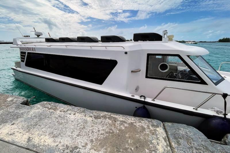 冷房完備のスピードボート