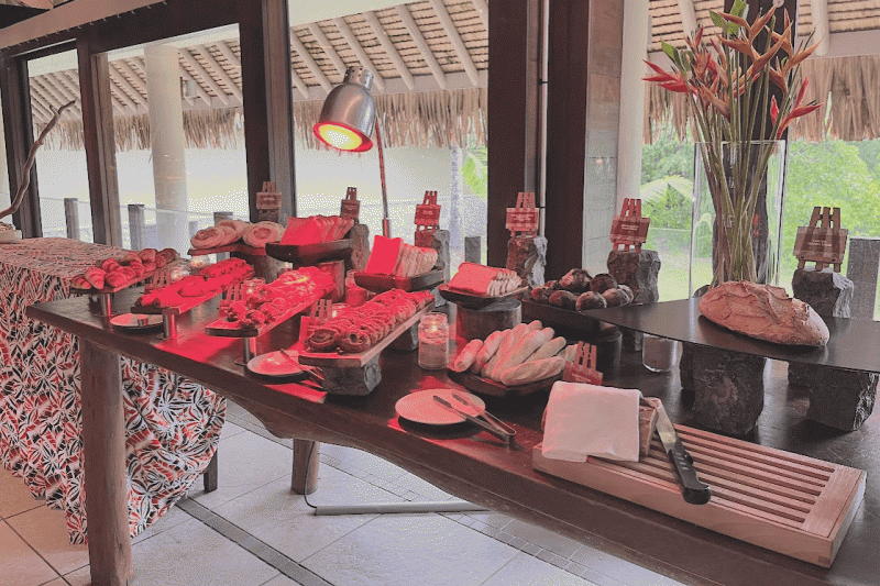 朝食のパンコーナー（フランスパンなど）