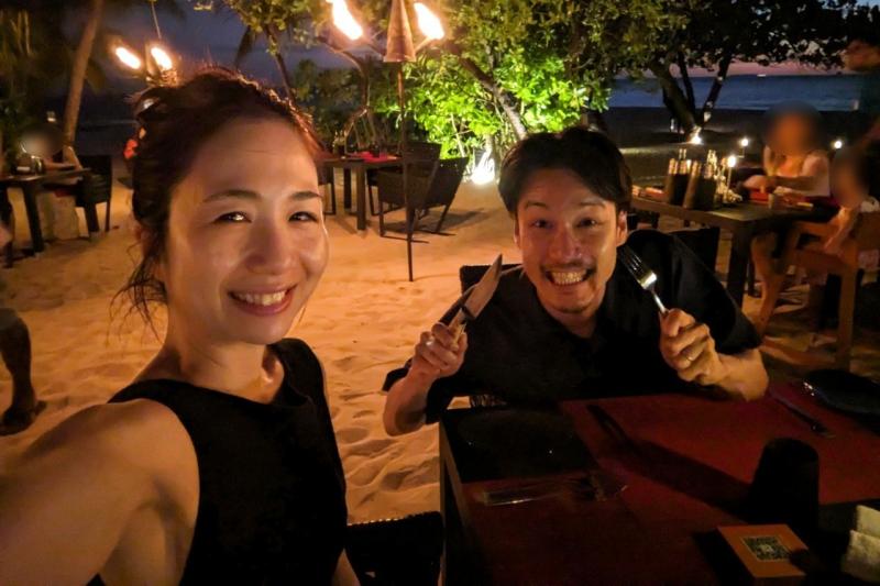 モルディブではリゾートに滞在。砂浜のレストランで陽気なスタッフさんたちが話しかけてきてくれました
