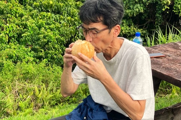 かち割ったココナッツのフレッシュジュースいただきまーす