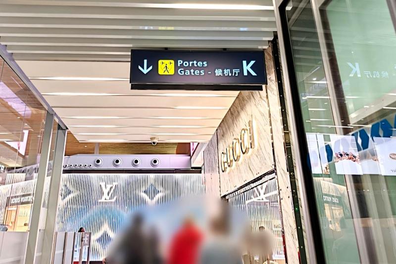 簡易なセキュリティゲートを超えると…もうターミナル2EのKに到着