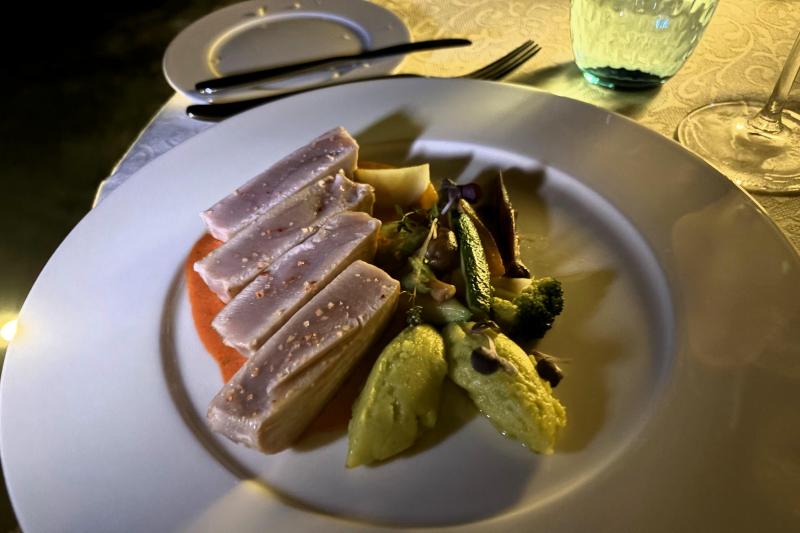 ザ ファルマにて、モルディブ産のマグロ料理