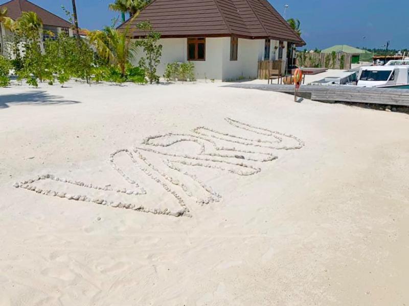 砂にVARUの文字が！ モルディブリゾートらしい遊び心です♪