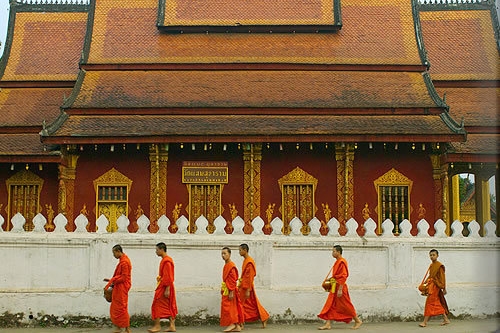 僧侶の行列、良く目にする光景