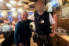 ミュンヘンのビアホール「アウグスティナー アム プラッツル」で、民族衣装を着た店員さんと！