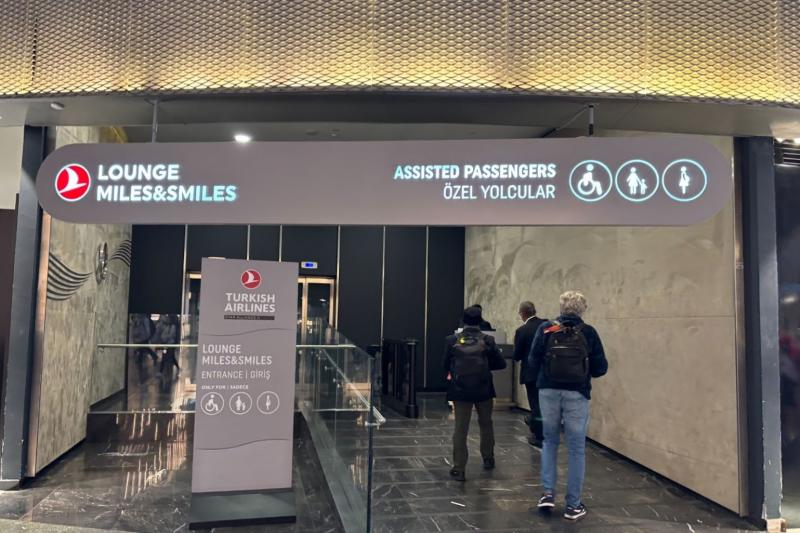 ラウンジ入口は看板が大きく出ており分かりやすいです