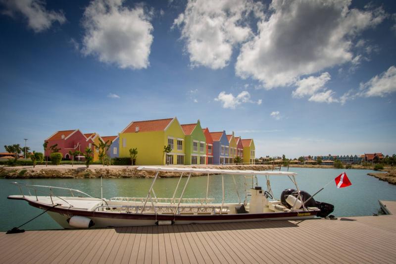 カラフルな外観のコートヤード バイ マリオット ボネール ダイブ リゾート（Photo by：Courtyard Bonaire Dive Resort）