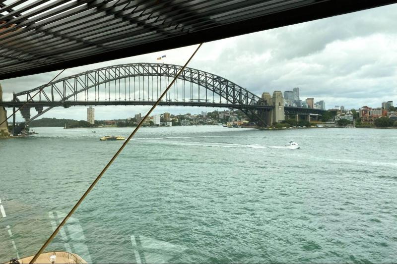 オペラハウスツアーに参加し、内部も見学。中から見るハーバーブリッジ