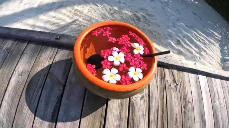 桟橋に必ず設置されている真水の水瓶。お花がかわいい！