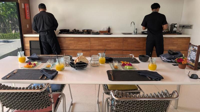 朝食を準備中のバトラーさんたち