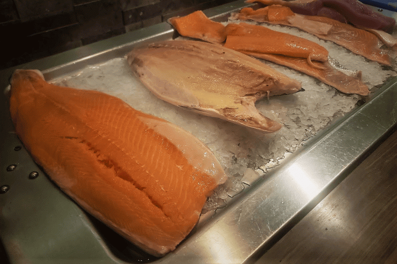 モルディブは魚介類も豊富で新鮮！ その場で切ってお刺身として提供されます