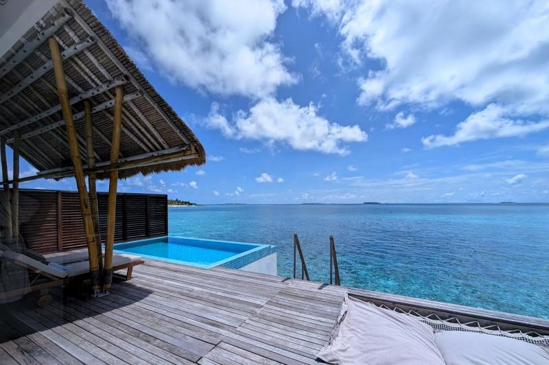 宿泊した水上ヴィラ。部屋からはキレイな海が広がっています