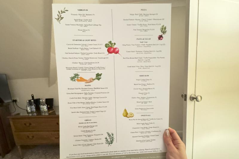 カロリー、ヴィーガン対応などが明記されたメニュー