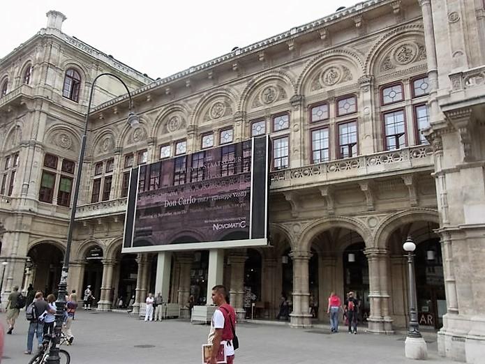〈オペラ座ツアー1 〉堂々たる外観のウィーン国立歌劇場