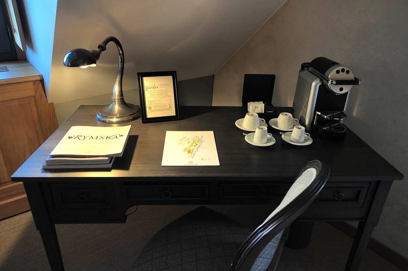 ワーキングデスク。エスプレッソマシンも完備しております