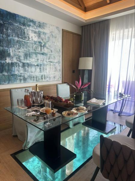 お部屋に入ると、ウェルカムドリンクやスイーツが並んでいました