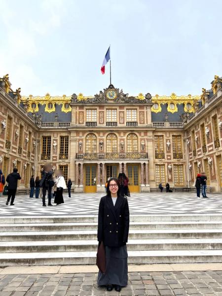 ヴェルサイユ宮殿です。天井の絵や建物の細部までこだわられた作りに感動しました