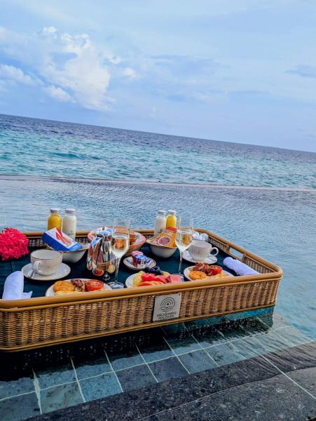 サンセットオーシャンプールヴィラでのフローティングブレックファースト
