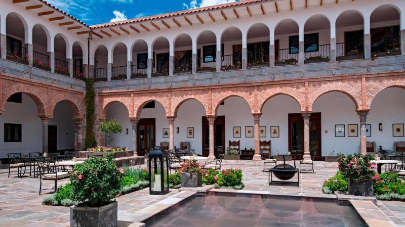 J.W. マリオット クスコ（ペルー）インカ帝国の首都として栄え、現在は世界遺産に登録される「クスコ市街」の中にあるホテル。16世紀の修道院を修復したもので、コロニアル様式のコートヤード（中庭）、歴史的な装飾に彩られた素晴らしいデザインの建築や家具など、クラシックな雰囲気に包まれます。地下にはインカ時代の石垣や出土品などが展示されるホールも見られます。《❸》