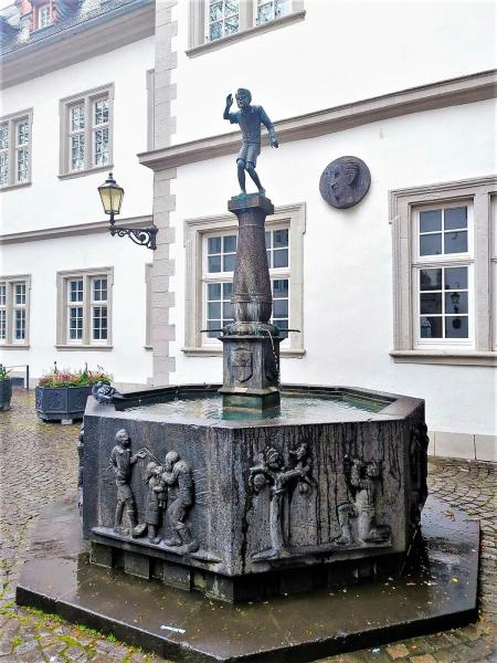 街中にある定期的に水を吹き出すシュールな銅像