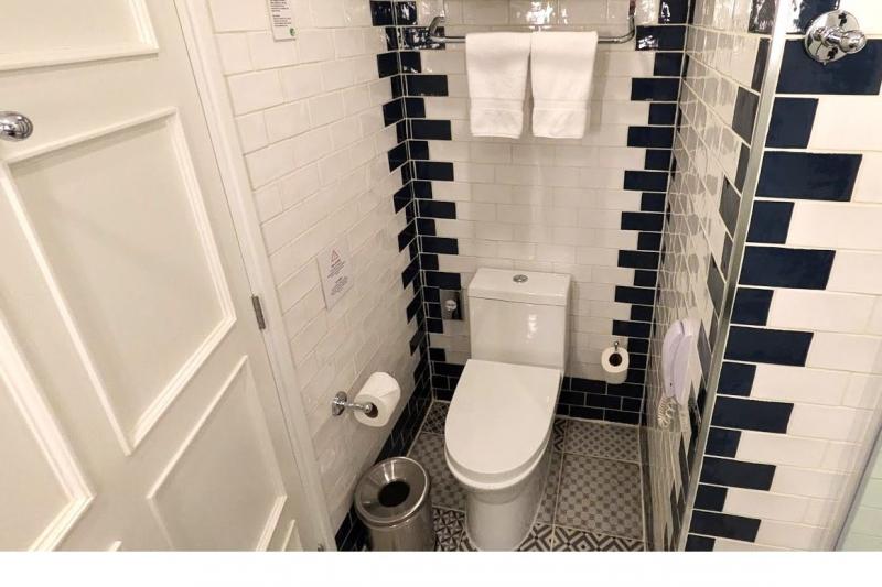 ペルーのトイレは紙が流せないので、ごみ箱付きです