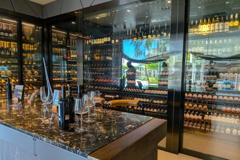 床から天井まで届く冷蔵庫の中はすべてワイン！