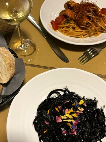 絶品イカ墨パスタとエビの海鮮パスタ