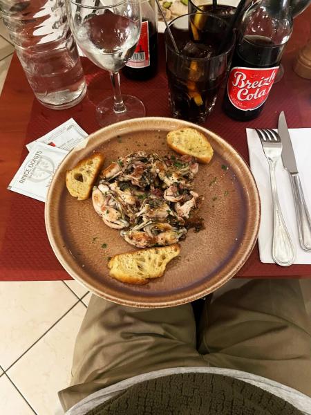 パリのホテル近くのおすすめされたレストランで、新鮮なカエルを6匹いただきましたが美味しかったです！ まるで鶏肉のようでした