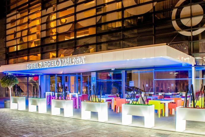 【バルセロ マラガ】色鮮やかなユニークなデザインが特徴のホテル。AVE高速鉄道が発着するマラガ駅に直接アクセスでき、また市内の主要観光スポットへも徒歩圏内と便利な立地です。