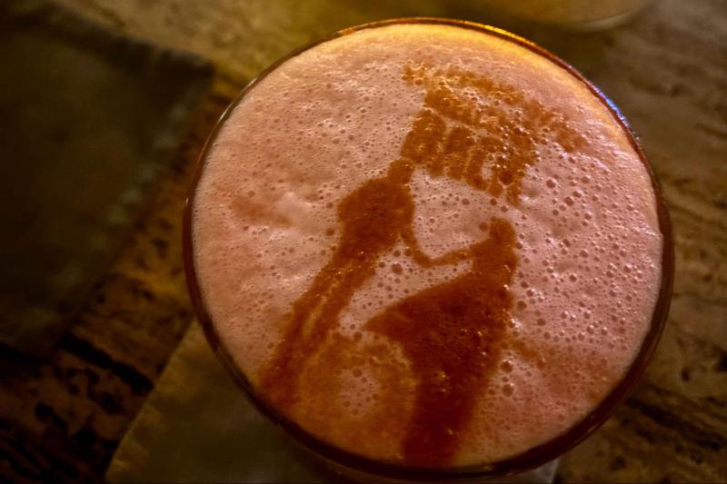 「Welcome back」がプリントされたオリジナルカクテル